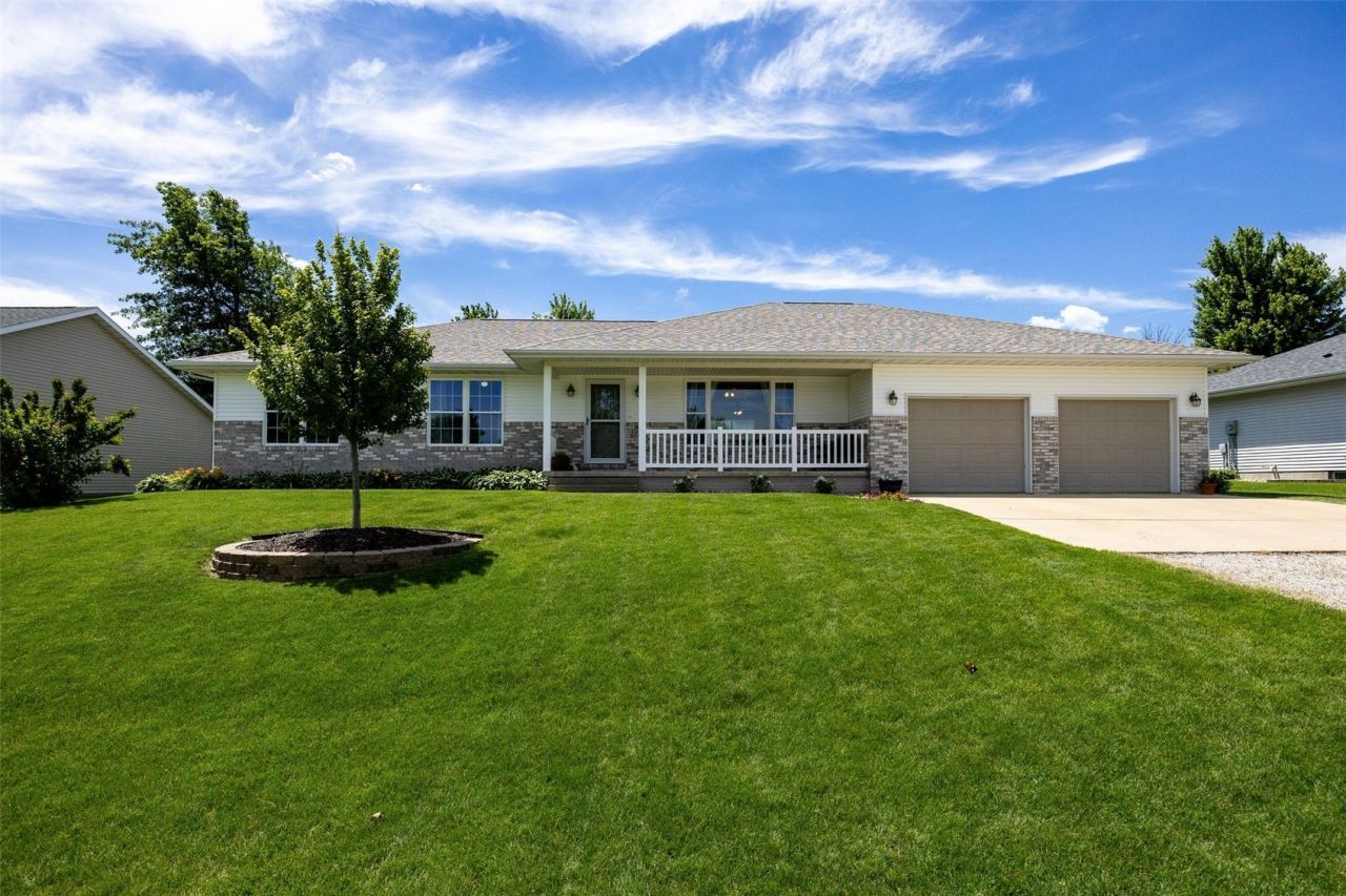 505 5th Street E, Newhall, IA 52315 Main Photo