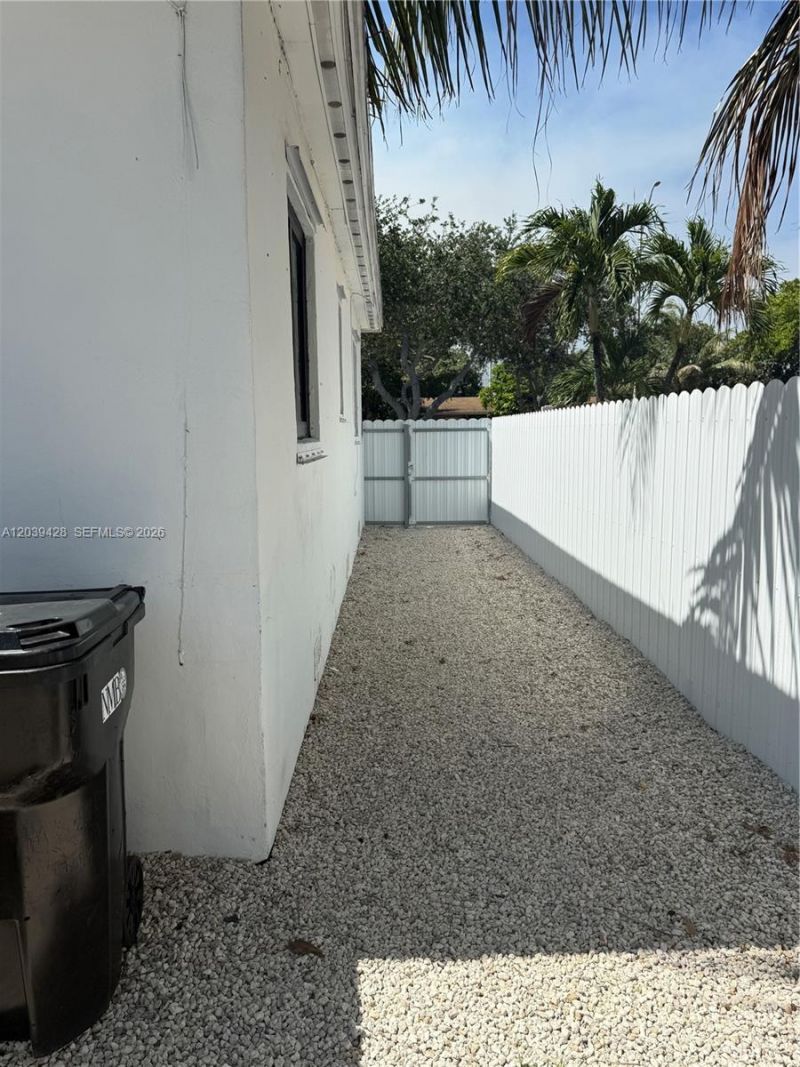 1880 NE 159th St, North Miami Beach, FL 33162 Photo