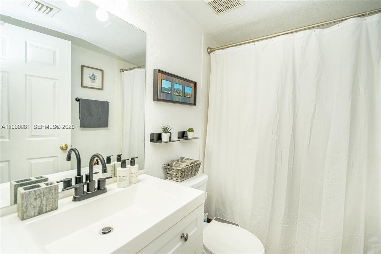 9856 Nob Hill Ln , Unit 9856, Sunrise, FL 33351 Photo