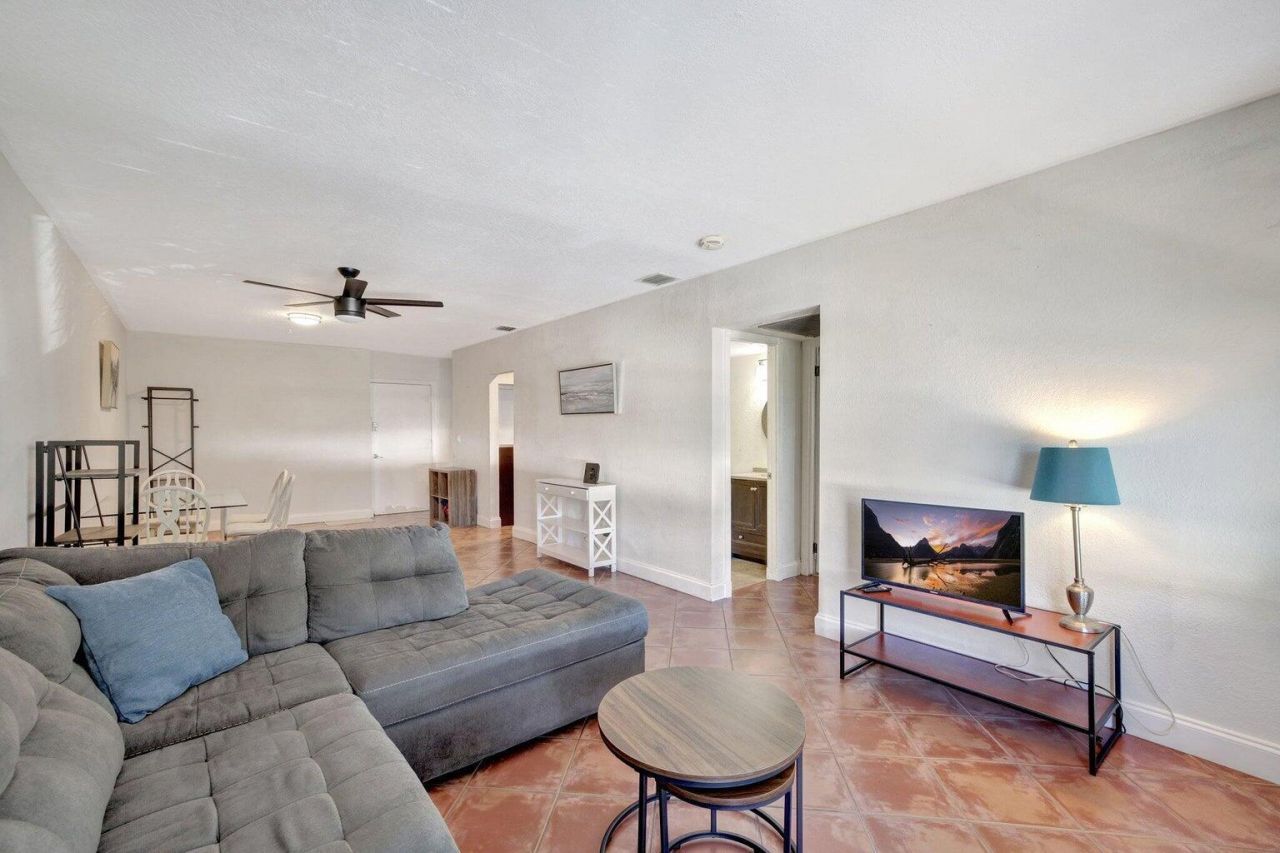 2400 NE 33rd Avenue, Unit 211, Fort Lauderdale, FL 33305 Photo