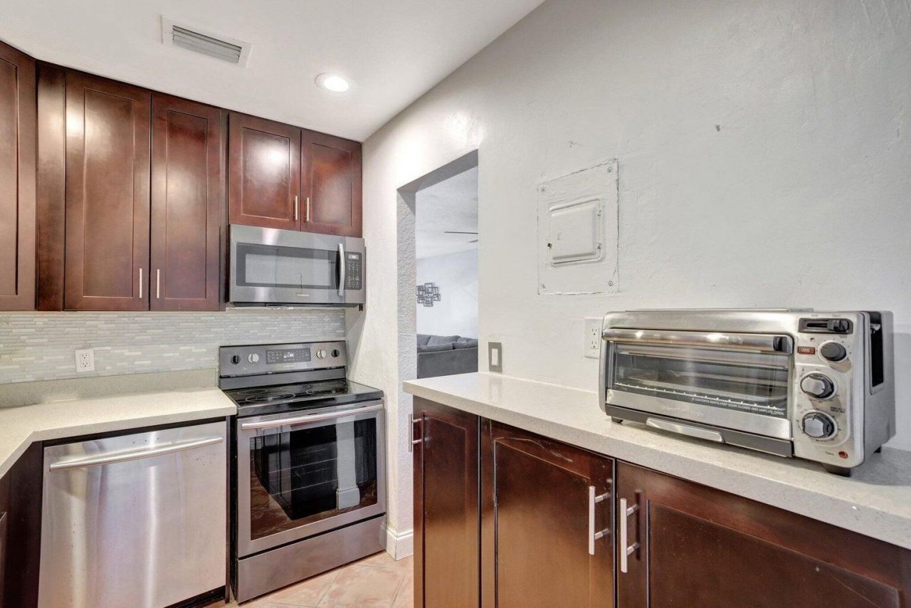 2400 NE 33rd Avenue, Unit 211, Fort Lauderdale, FL 33305 Photo