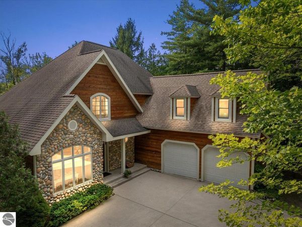 407 Twin Pines Drive N, Lake Leelanau, MI 49653
