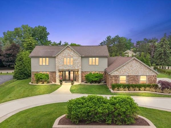2118 Coach Way Court, Bloomfield Hills, MI 48302