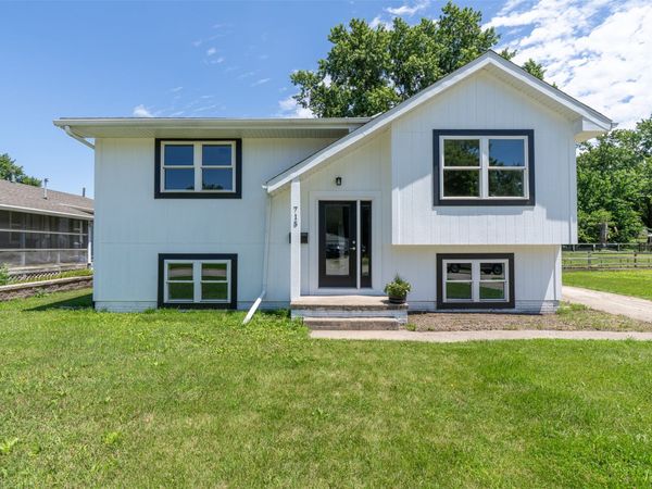 715 N 3rd Avenue, Winterset, IA 50273