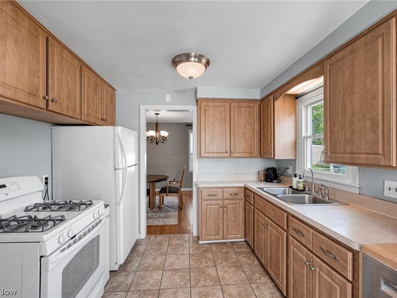 7920 Parmenter Drive, Parma, OH 44129 Photo 5