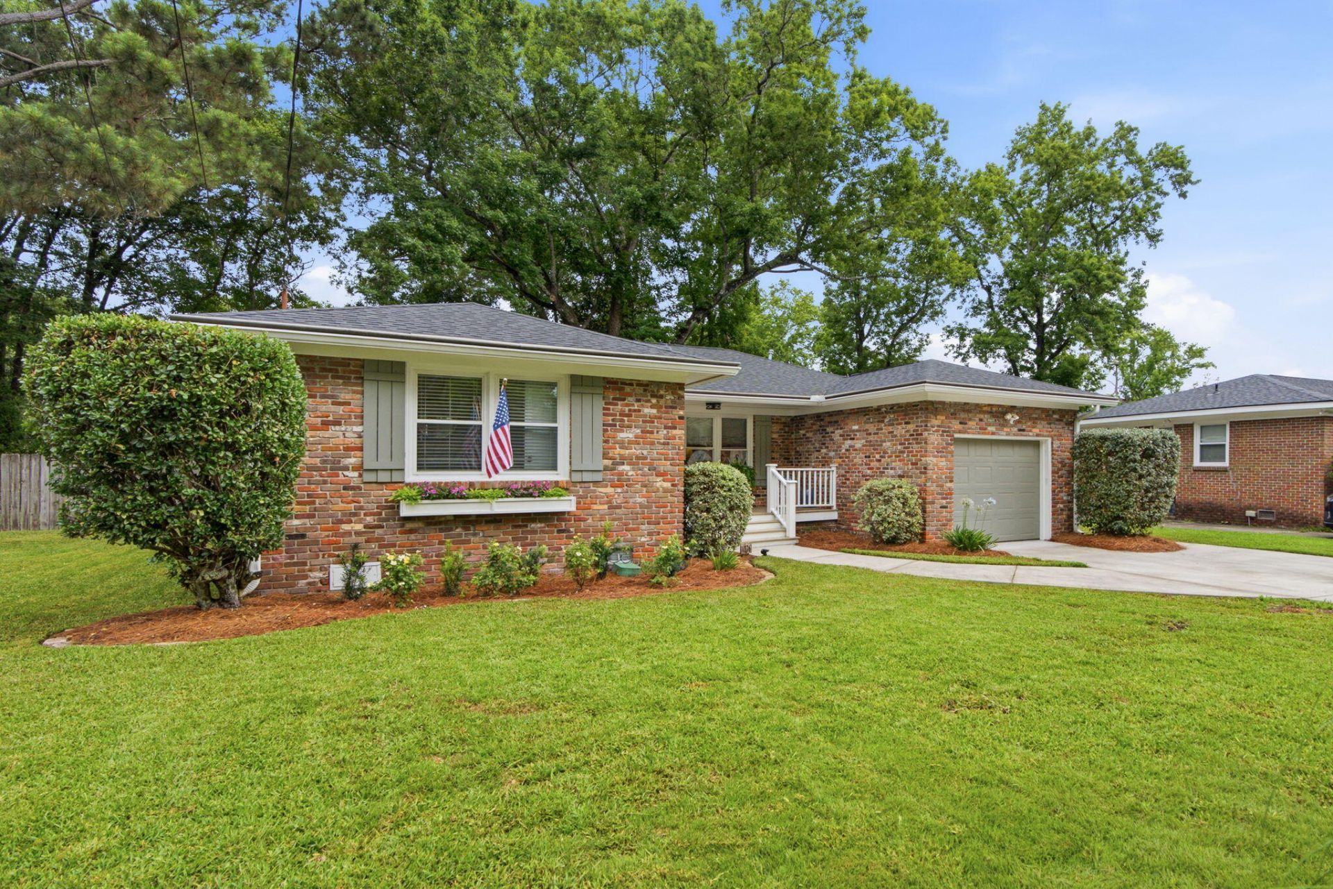1376 Fairfield Avenue Photo 4