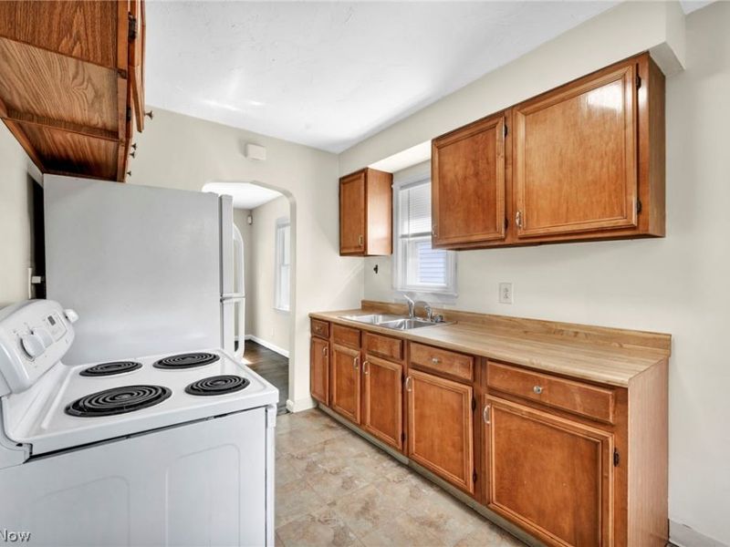 18401 Parkmount Avenue , Cleveland, OH 44135 Photo 5
