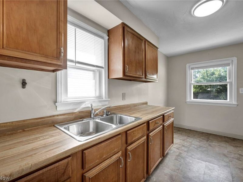 18401 Parkmount Avenue , Cleveland, OH 44135 Photo 6
