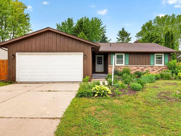 121 ALEXANDER DRIVE, Neenah, WI 54956