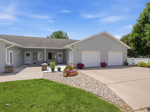 703 N Mundt Ave, Unit 3, Hartford, SD 57033