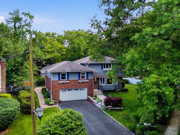 186 N Stratford , Roslyn Heights, NY 11577