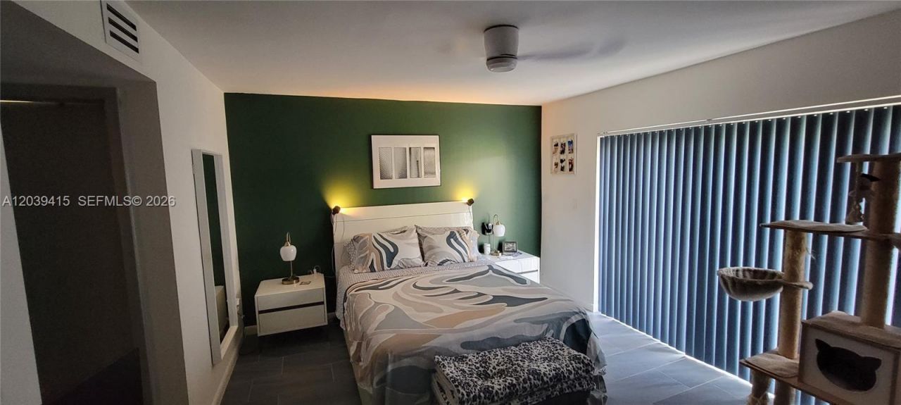 21300 San Simeon Way , Unit 01, Miami, FL 33179 Photo