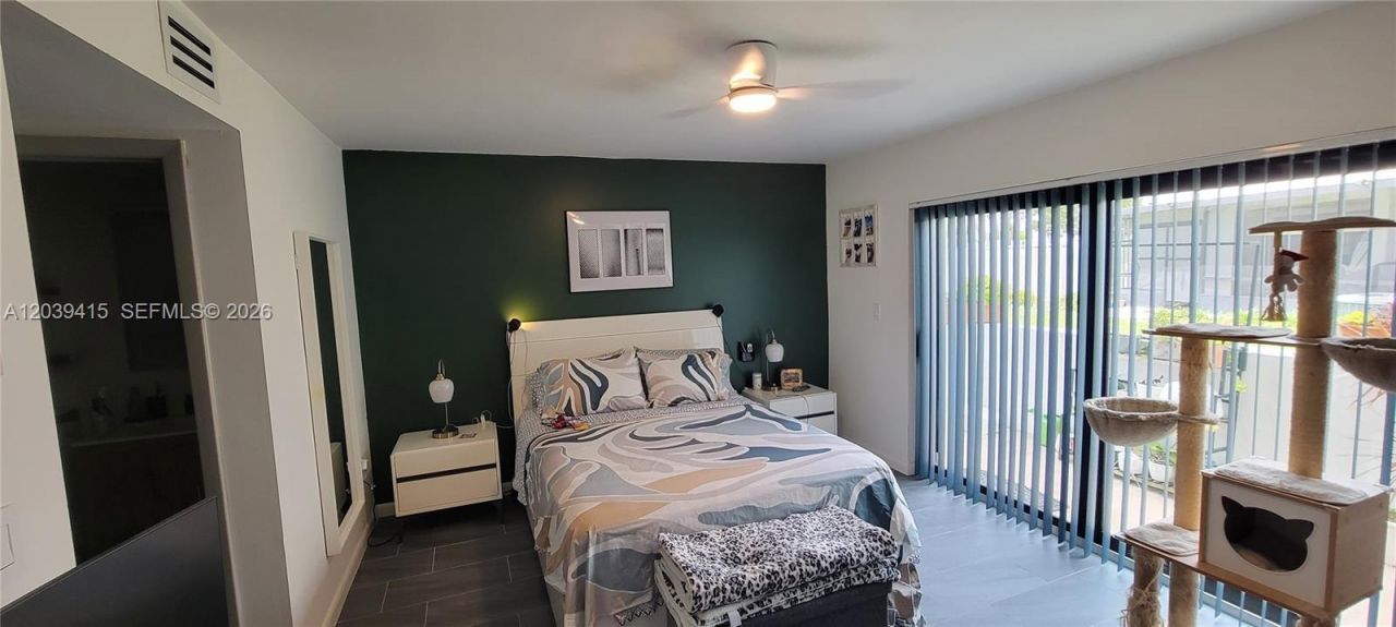 21300 San Simeon Way , Unit 01, Miami, FL 33179 Photo