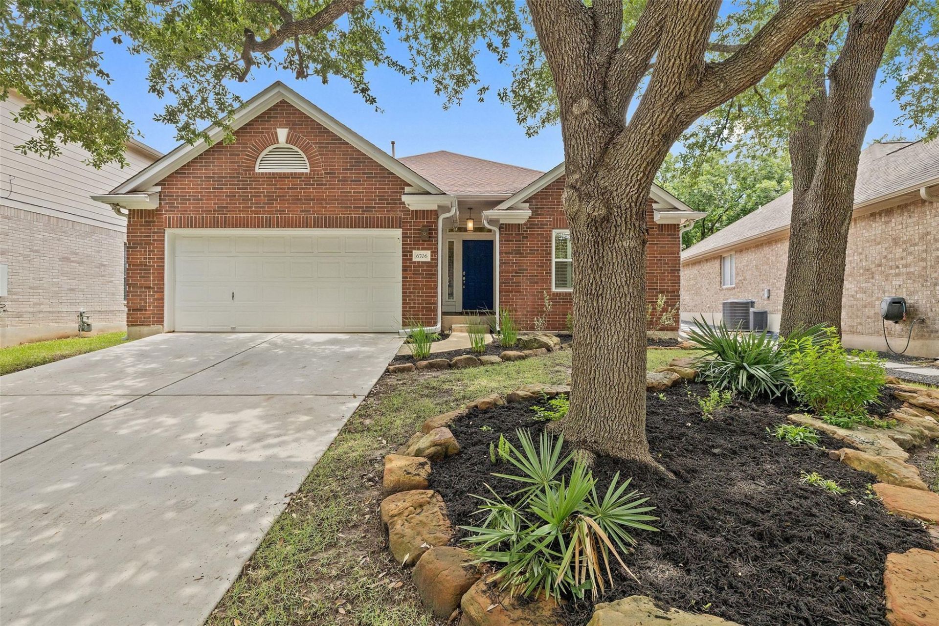 6706 Debcoe Dr, Austin, TX 78749 Main Photo