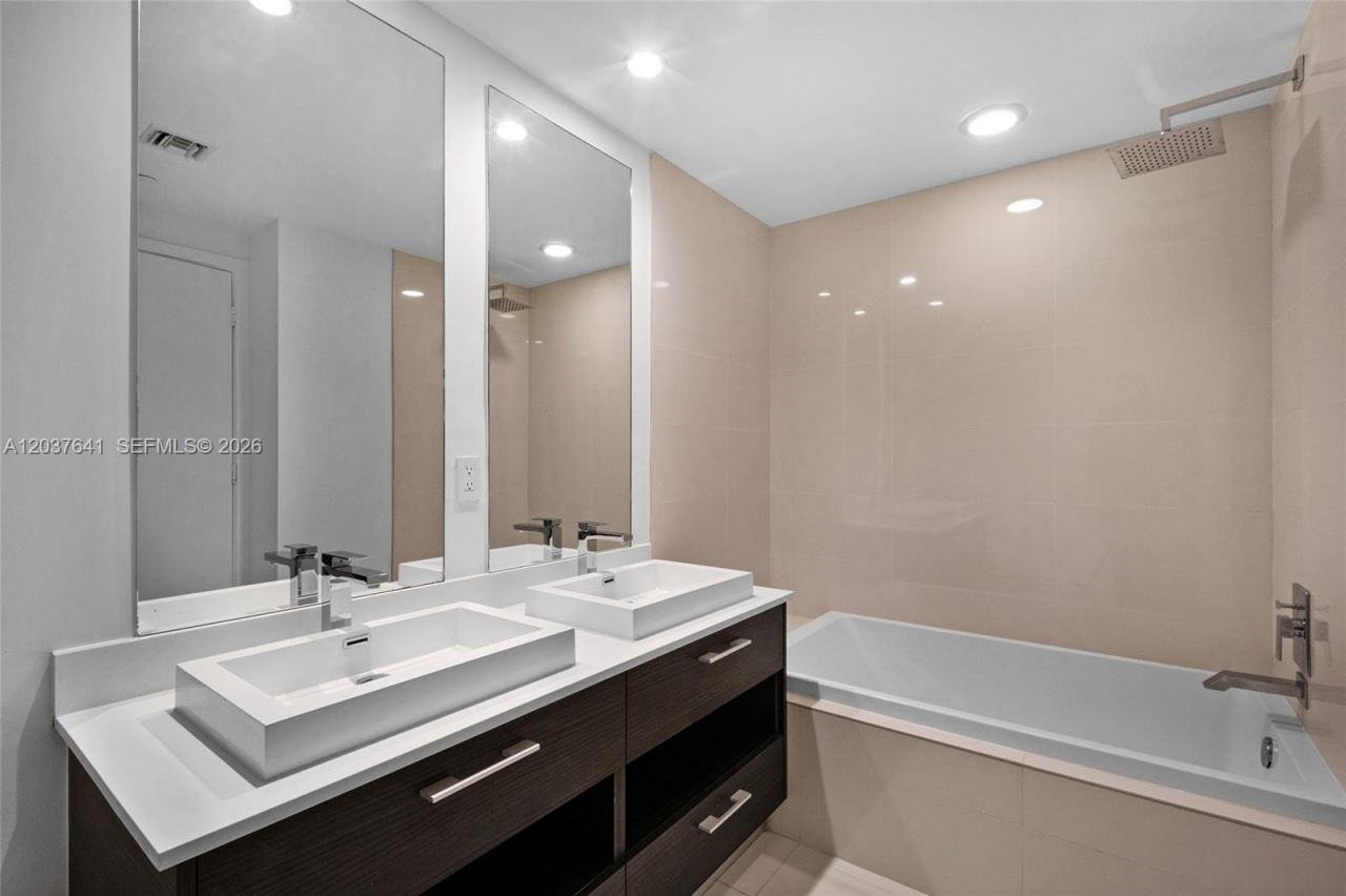 45 SW 9th St , Unit 2305, Miami, FL 33130 Photo