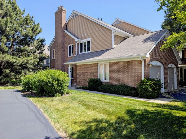1541 N KENDAL Court, Arlington Heights, IL 60004