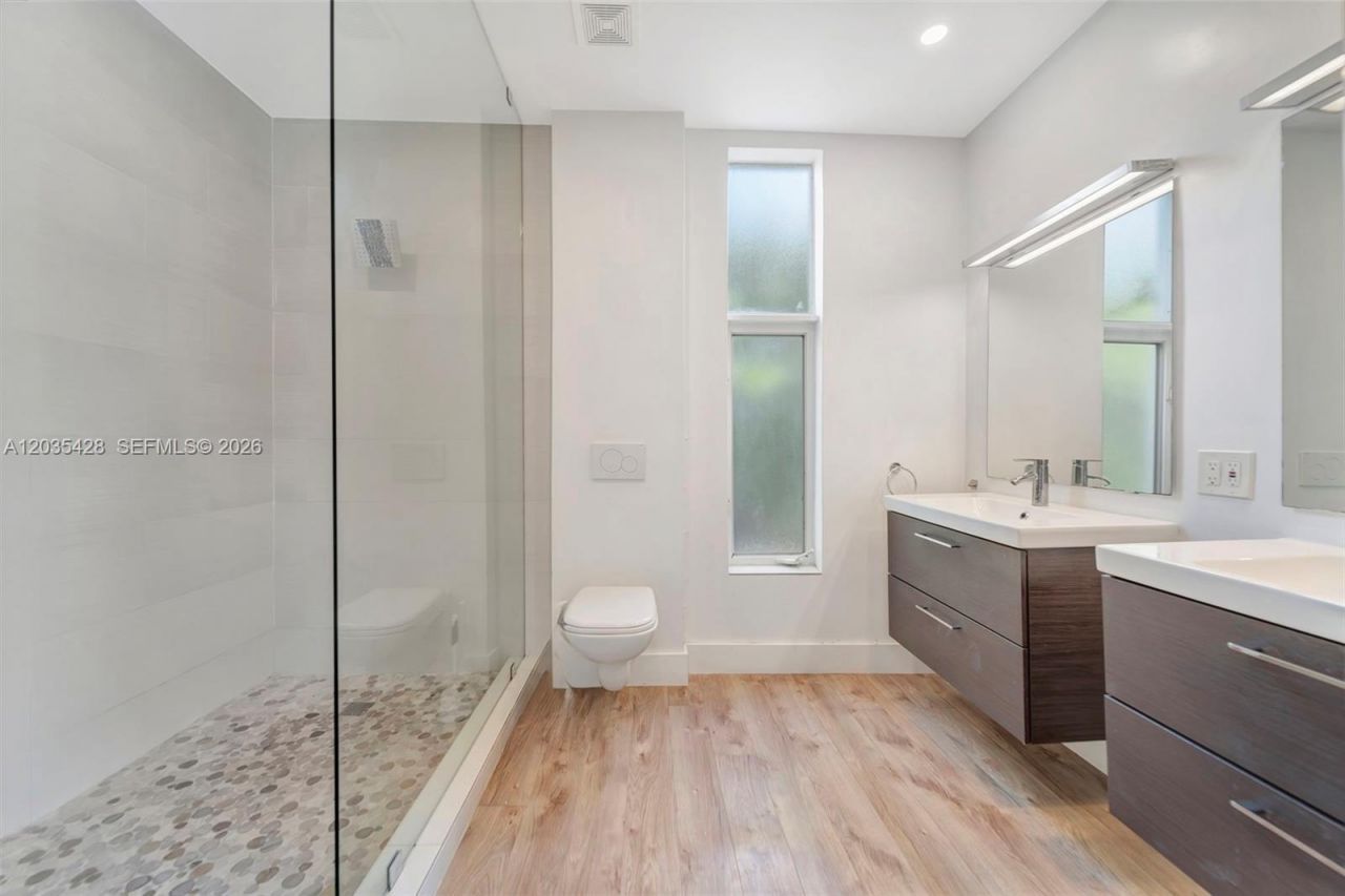 111 S Hibiscus Dr , Miami Beach, FL 33139 Photo
