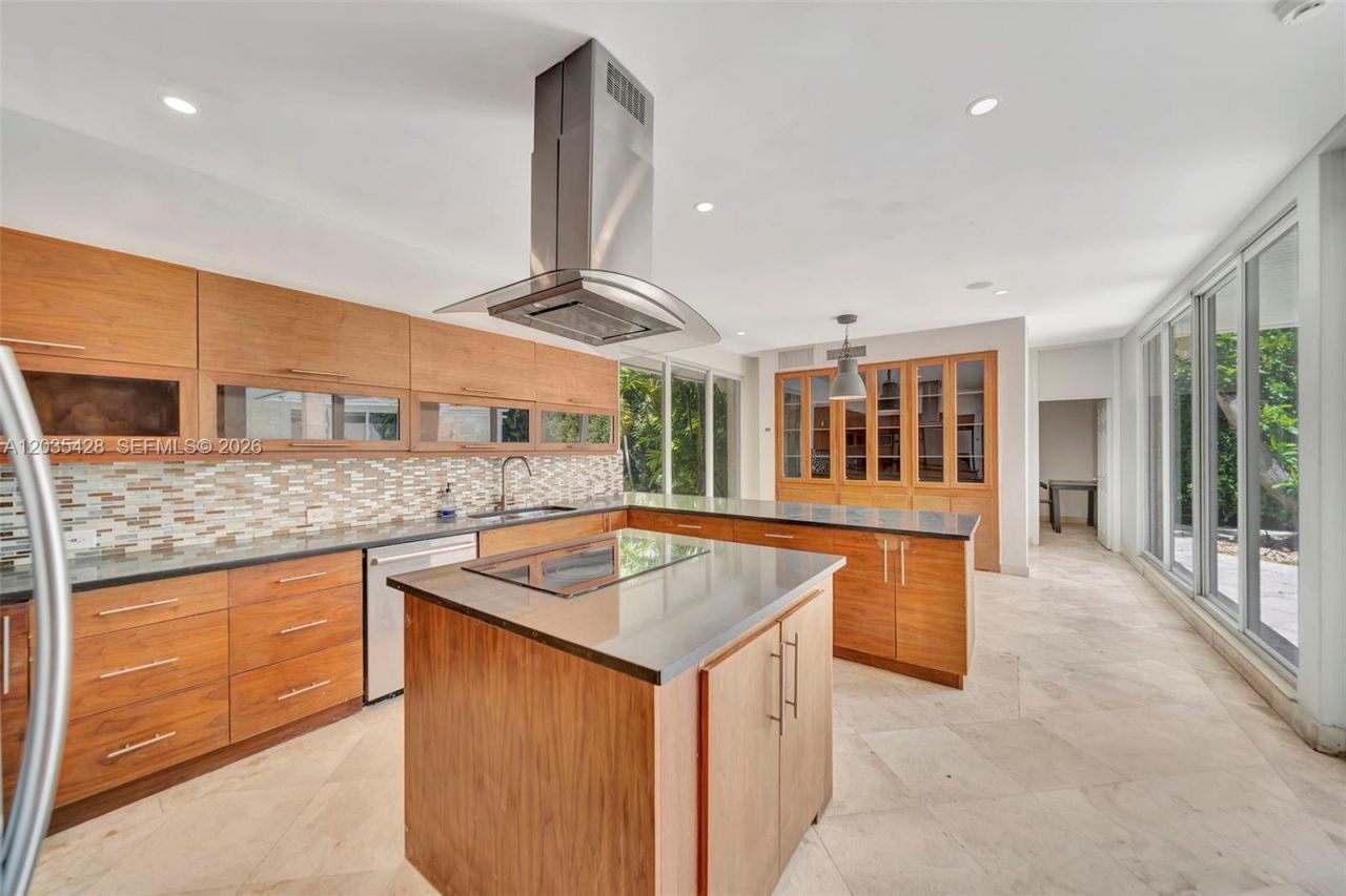 111 S Hibiscus Dr , Miami Beach, FL 33139 Photo