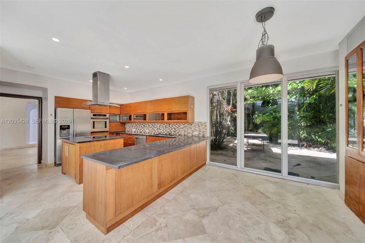 111 S Hibiscus Dr , Miami Beach, FL 33139 Photo