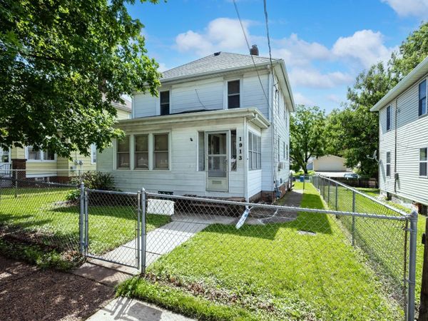 1913 10TH Street , Moline, IL 61265
