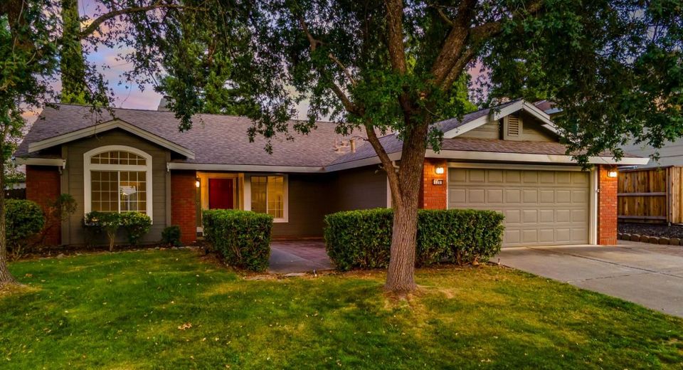126 Manseau Dr, Folsom, CA 95630 Photo
