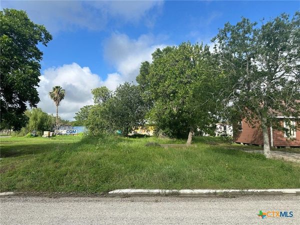 719 S Benavides Street, Port Lavaca, TX 77979