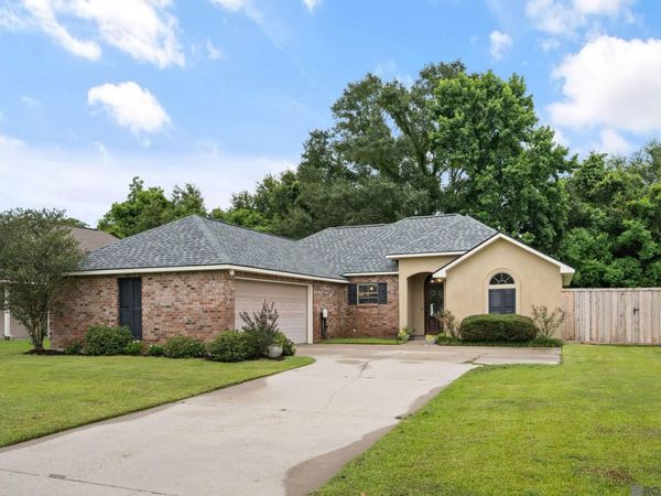 16208 Old Samuel Dr, Prairieville, LA 70769