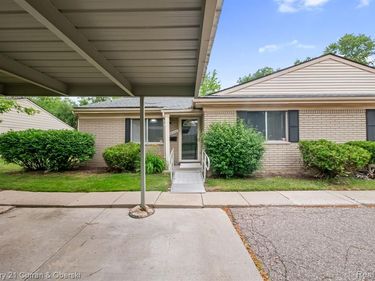 26596 Franklin Pointe Drive, Southfield, MI 48034