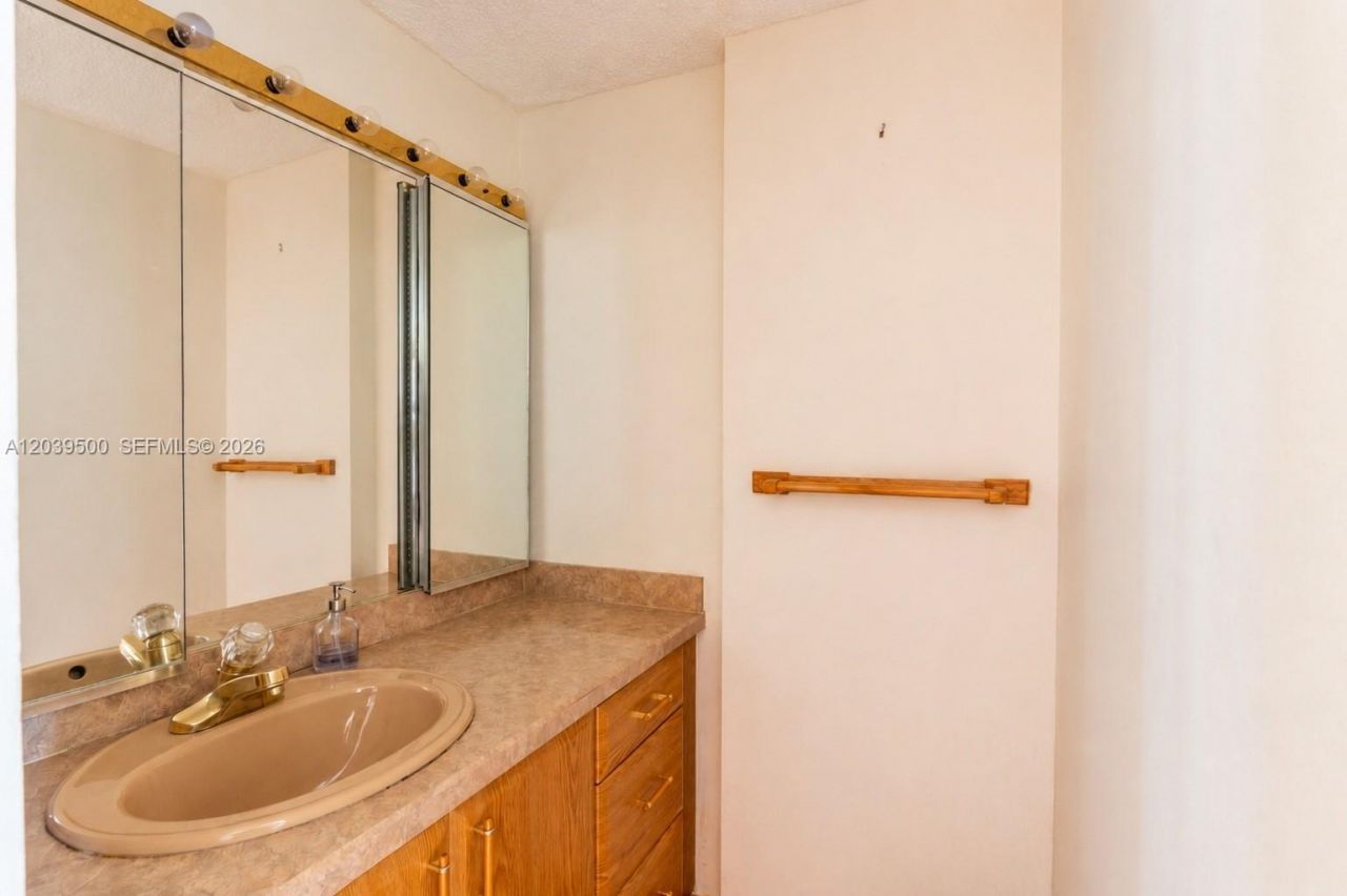 1450 Brickell Bay Dr, Unit 602, Miami, FL 33131 Photo