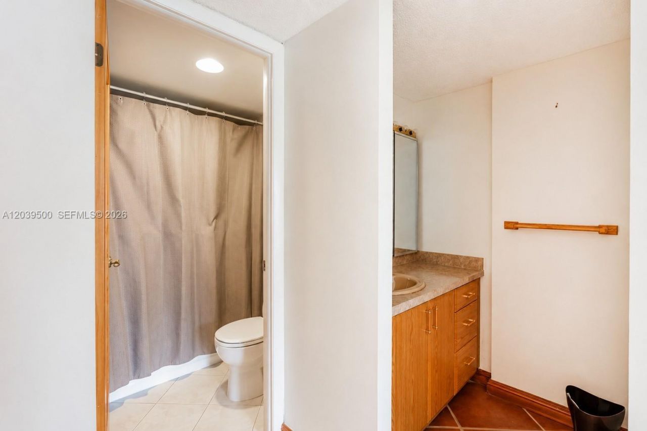 1450 Brickell Bay Dr, Unit 602, Miami, FL 33131 Photo