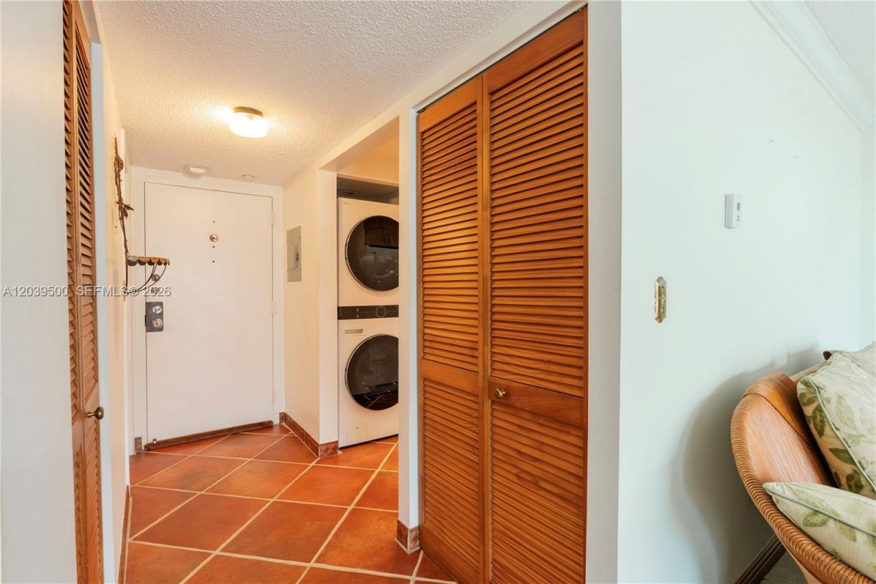 1450 Brickell Bay Dr, Unit 602, Miami, FL 33131 Photo