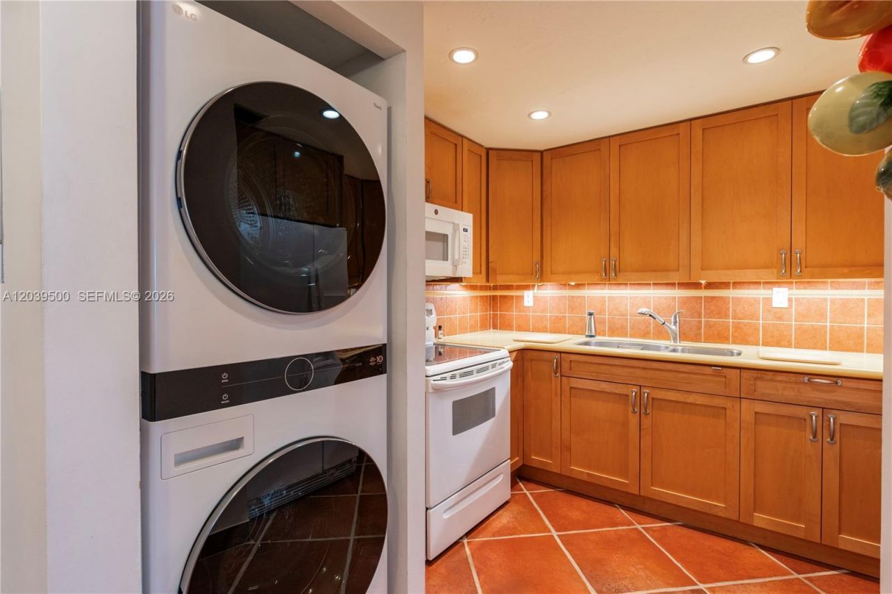 1450 Brickell Bay Dr, Unit 602, Miami, FL 33131 Photo
