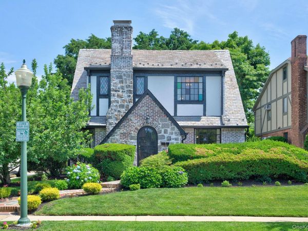 17 Hollywood Court, Rockville Centre, NY 11570