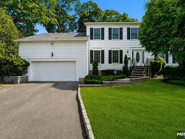 62 Parkway, ROCHELLE PARK, NJ 07662