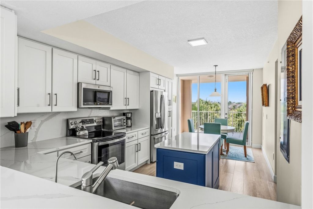 8866 N Sea Oaks Way, Unit 208, Vero Beach, FL 32963 Photo