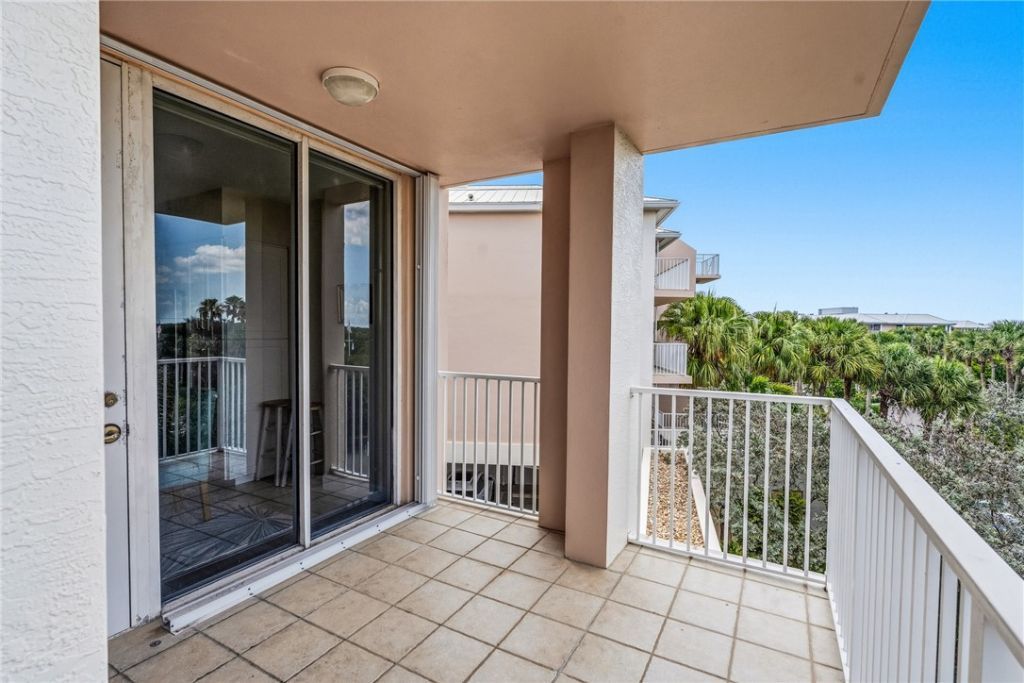 8866 N Sea Oaks Way, Unit 208, Vero Beach, FL 32963 Photo