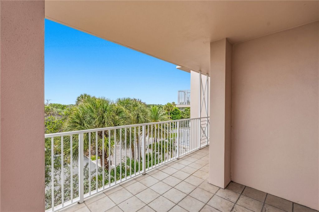 8866 N Sea Oaks Way, Unit 208, Vero Beach, FL 32963 Photo