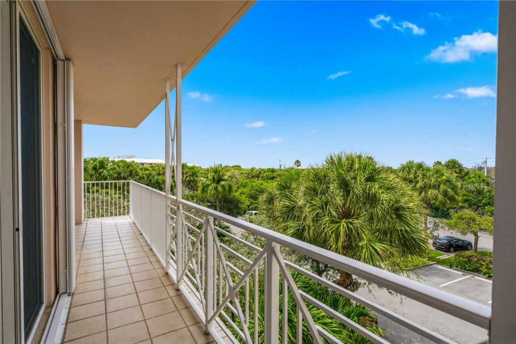 8866 N Sea Oaks Way, Unit 208, Vero Beach, FL 32963 Photo