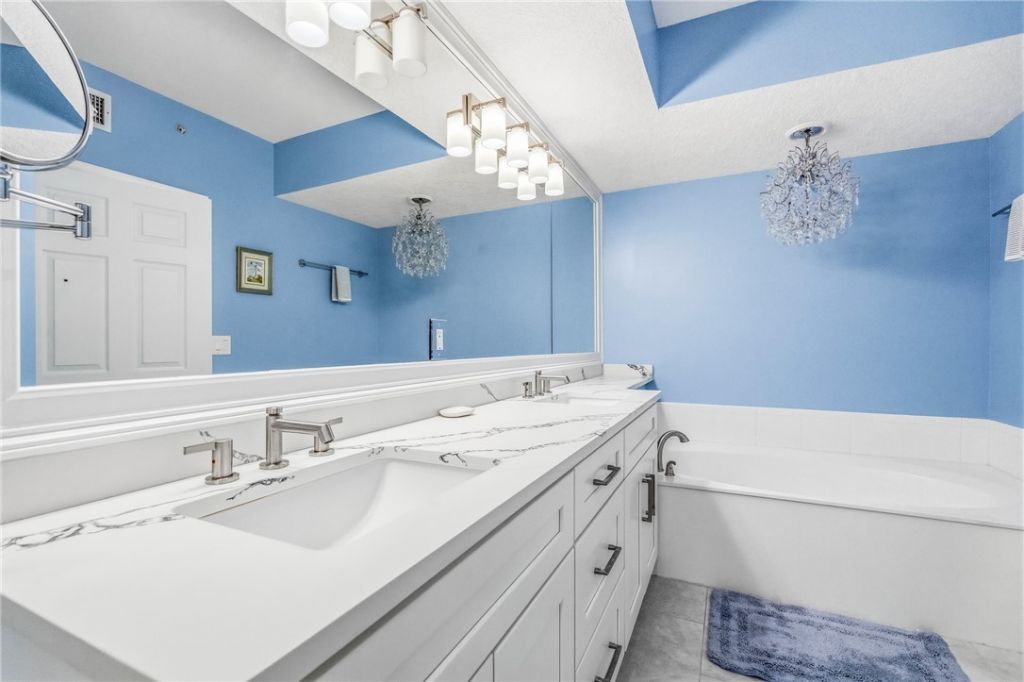 8866 N Sea Oaks Way, Unit 208, Vero Beach, FL 32963 Photo