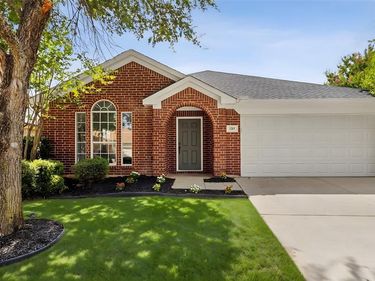 137 Flyaway Lane, Fort Worth, TX 76120