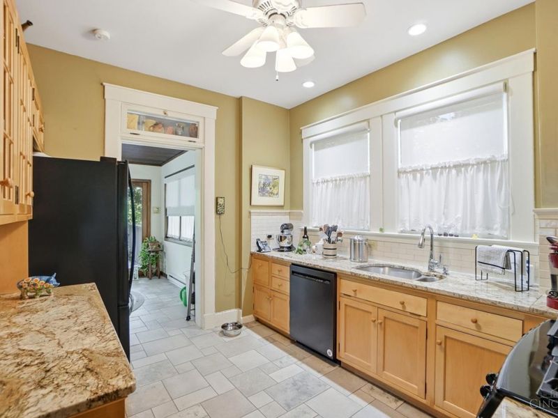 573 Evanswood Place, Cincinnati, OH 45220 Photo 16