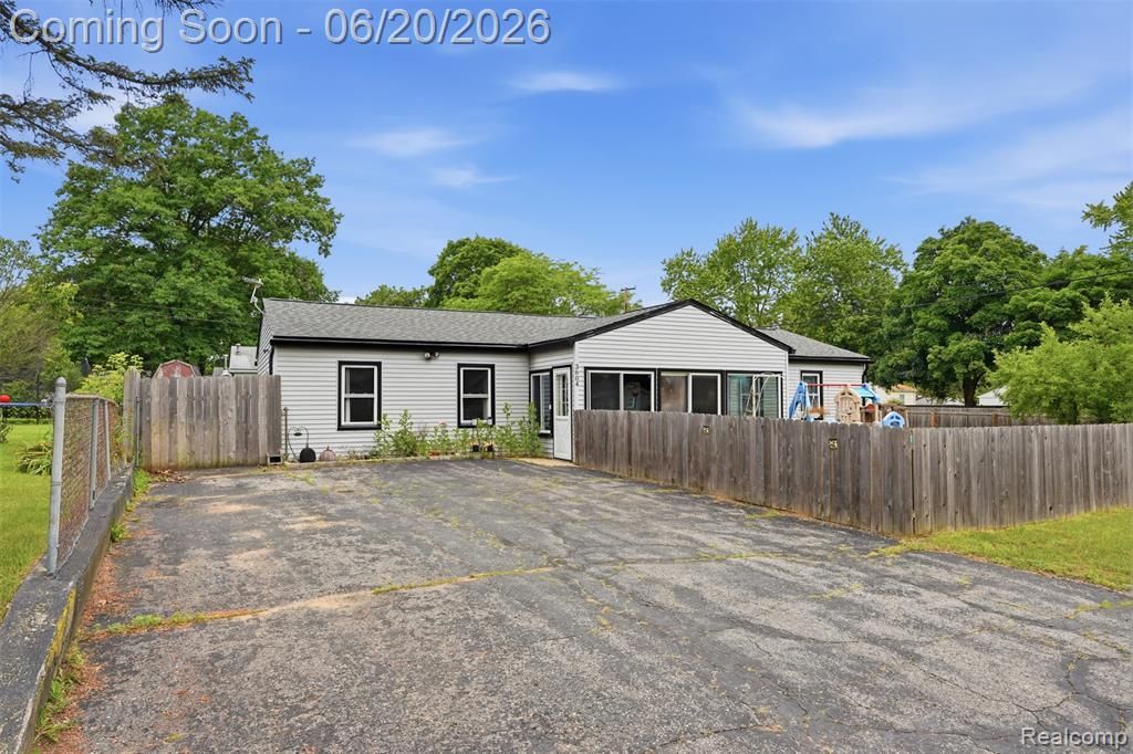 3604 Minton Road, Lake Orion Vlg, MI 48359 Main Photo