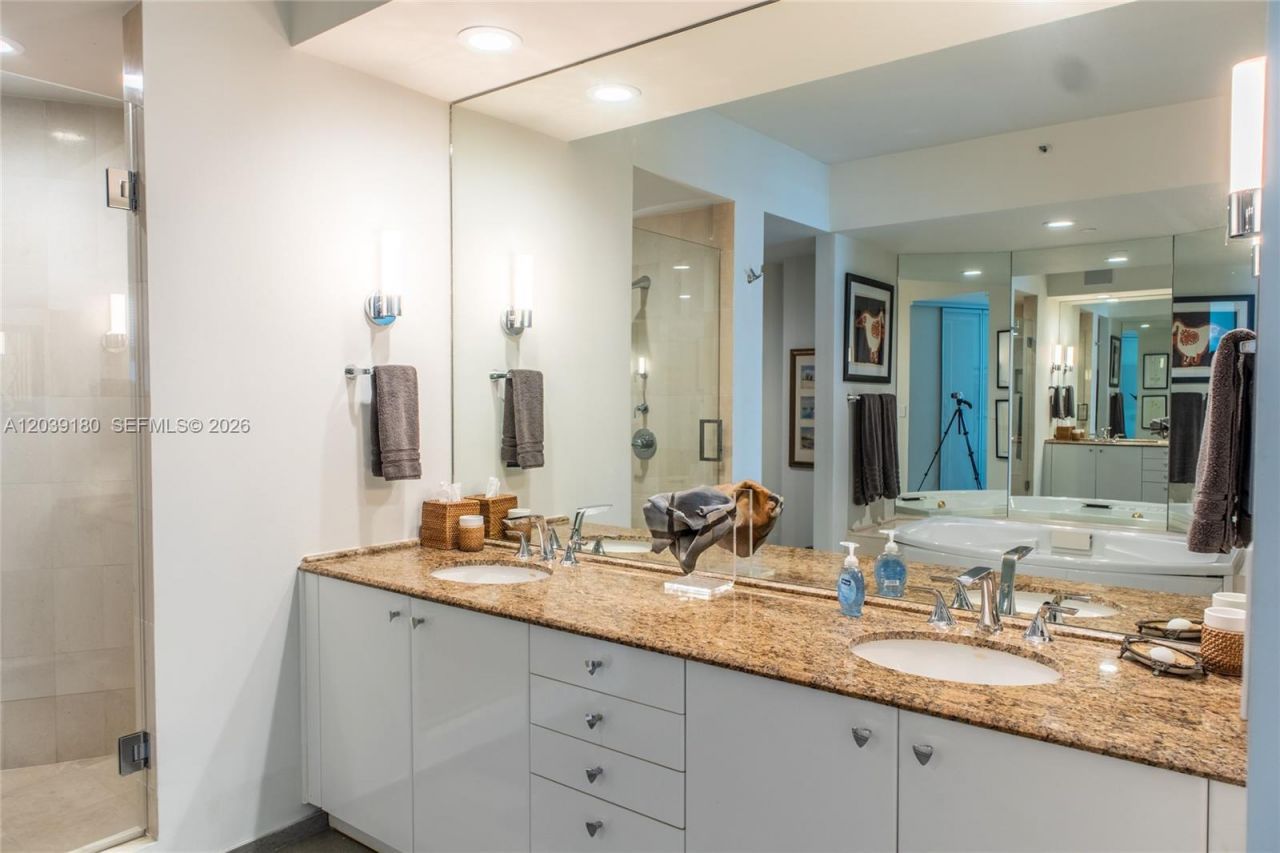 300 S Pointe Dr , Unit 1502, Miami Beach, FL 33139 Photo