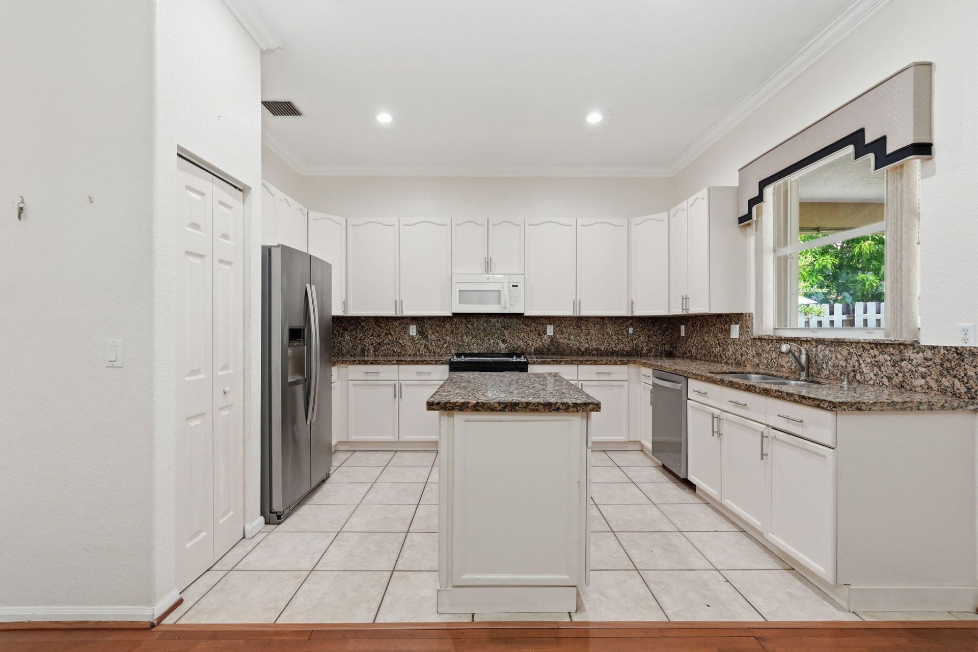 3956 Torres Circle, West Palm Beach, FL 33409 Photo