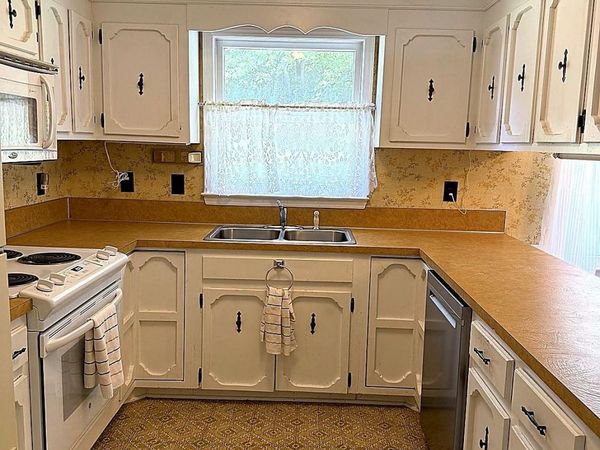 1106 Laurel Woods Drive , Gastonia, NC 28052