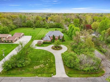 30060 Bristol Lane, Bingham Farms Vlg, MI 48025