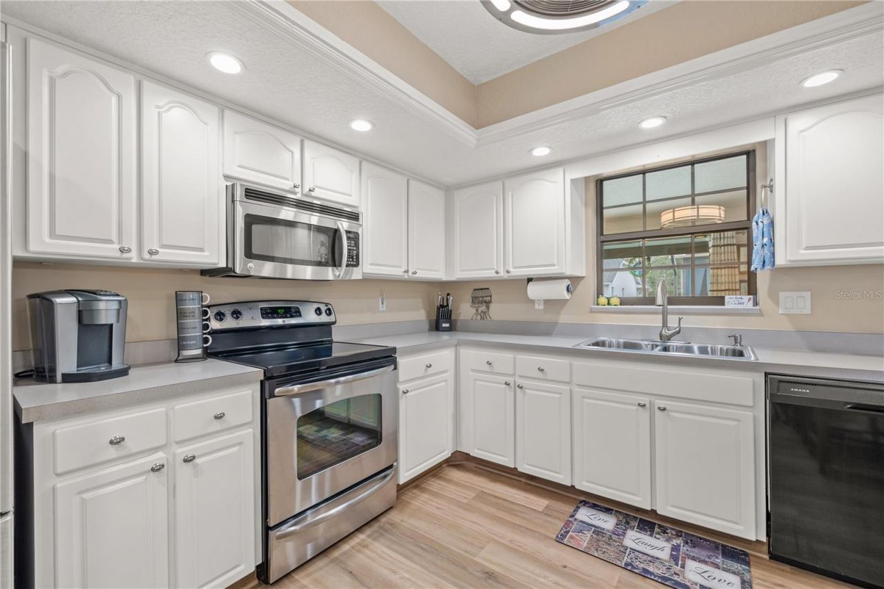6352 Huntington Drive, Zephyrhills, FL 33542 Photo