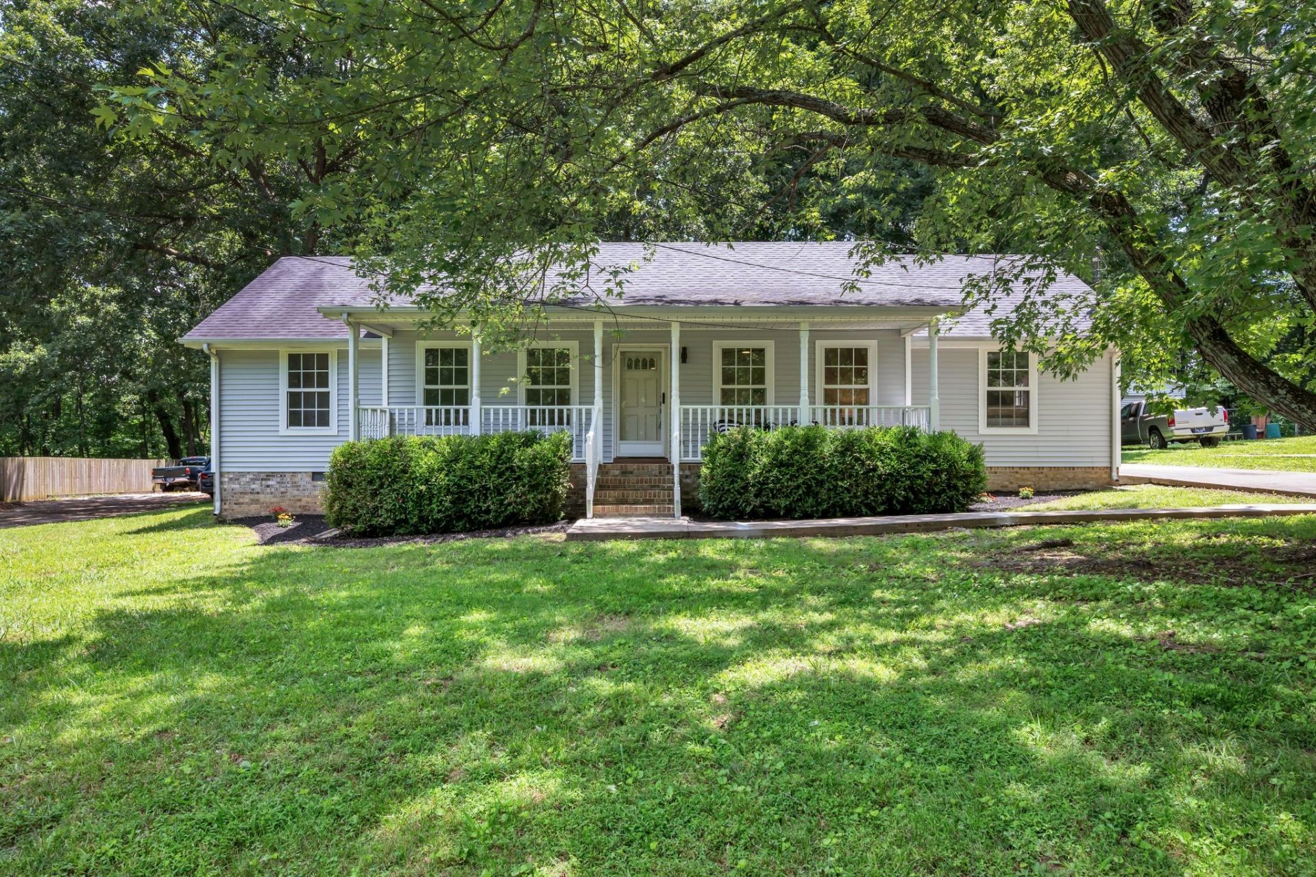 108 Friar Tuck Dr, Dickson, TN 37055 Main Photo