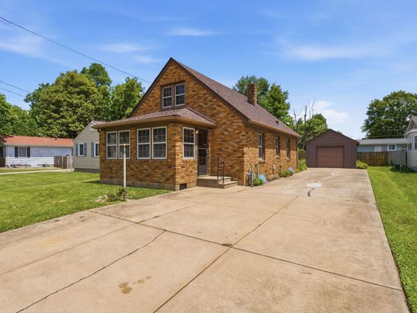 2202 44th Street , Moline, IL 61265