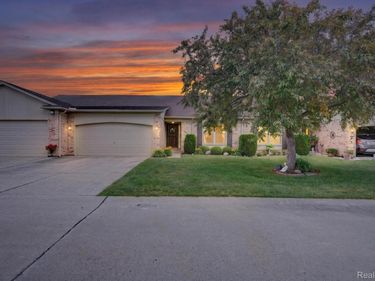 15905 New Bedford Drive, Unit 334, Clinton Township, Mi 48038